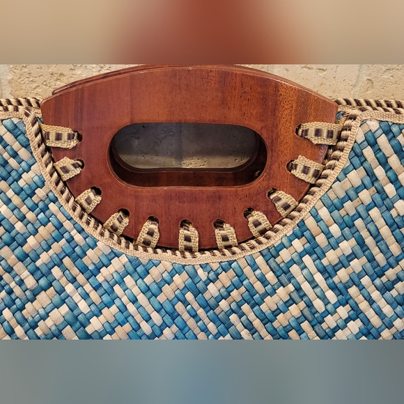Vintage Mid Century Blue and Cream Straw Woven Handbag w/ Wooden Handles - Picture 6 of 12